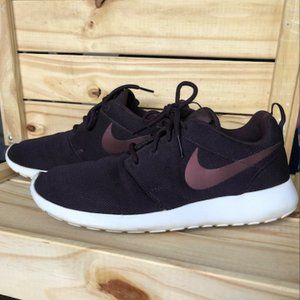 Burgundy/Bourdeaux Nike Tanjun Sneakers